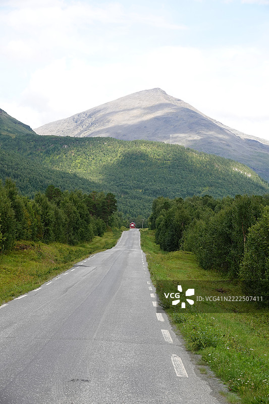 挪威树木间的公路风景与天空相映成趣图片素材