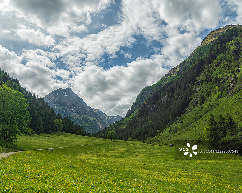 阿尔卑斯山脉的美丽景色，位于奥地利施拉德明，施泰尔马克州。图片素材