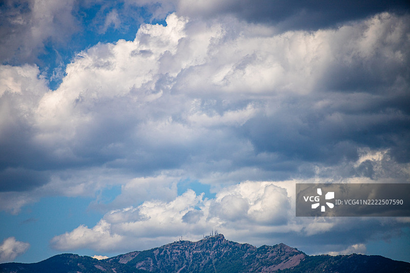 低角度视图的云彩覆盖在山上，河北省兴隆县，中国图片素材