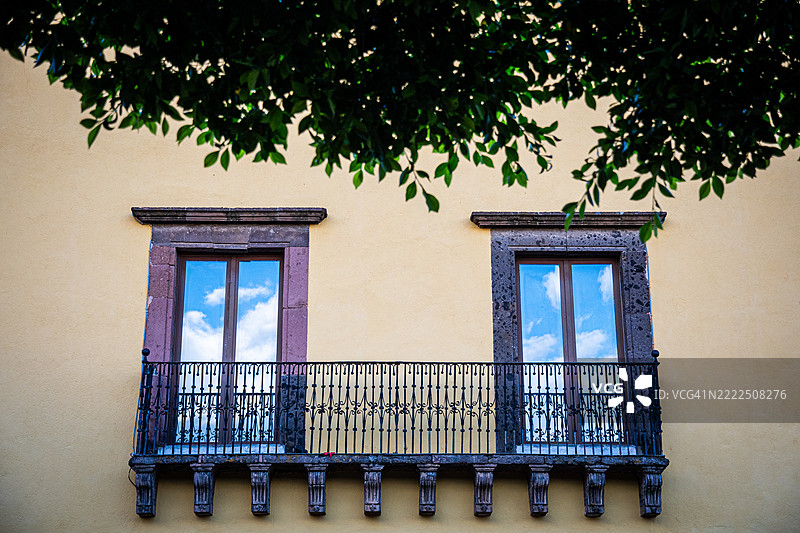 低角度视图的树木与建筑，墨西哥图片素材