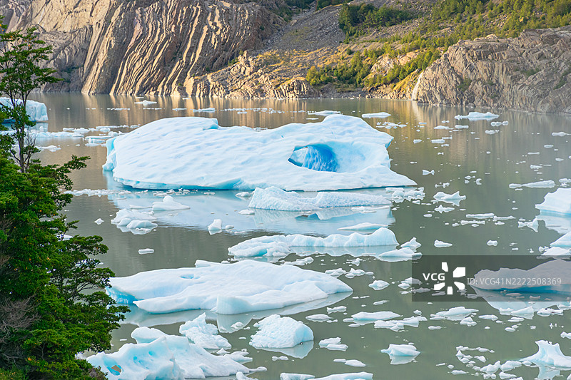 冰冻湖泊的美丽景色，托雷斯德尔潘恩，智利图片素材