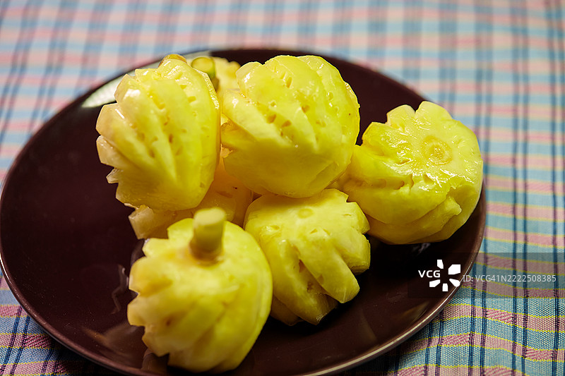 曼谷，泰国的剥皮成熟菠萝特写放在盘子里图片素材