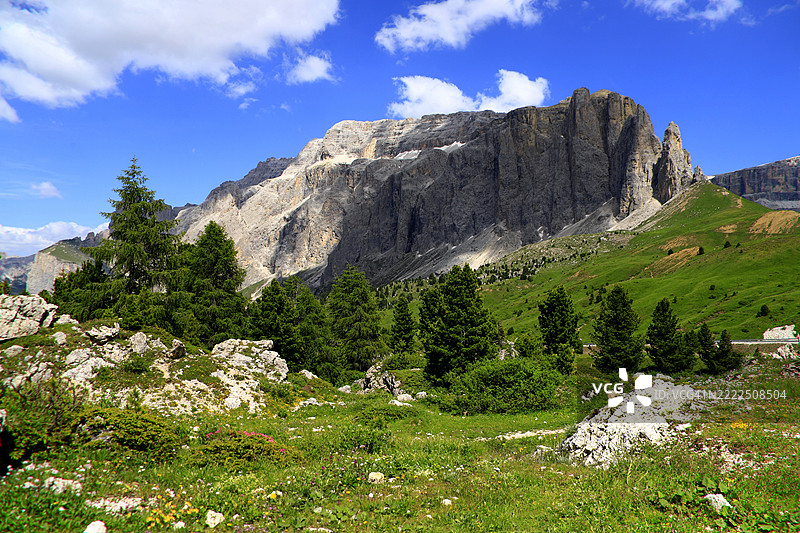 意大利瓦尔加尔德纳的天空下山脉的美丽景色图片素材