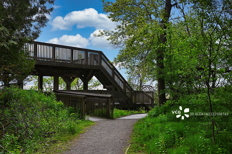 低角度视图的桥与天空相映成趣图片素材