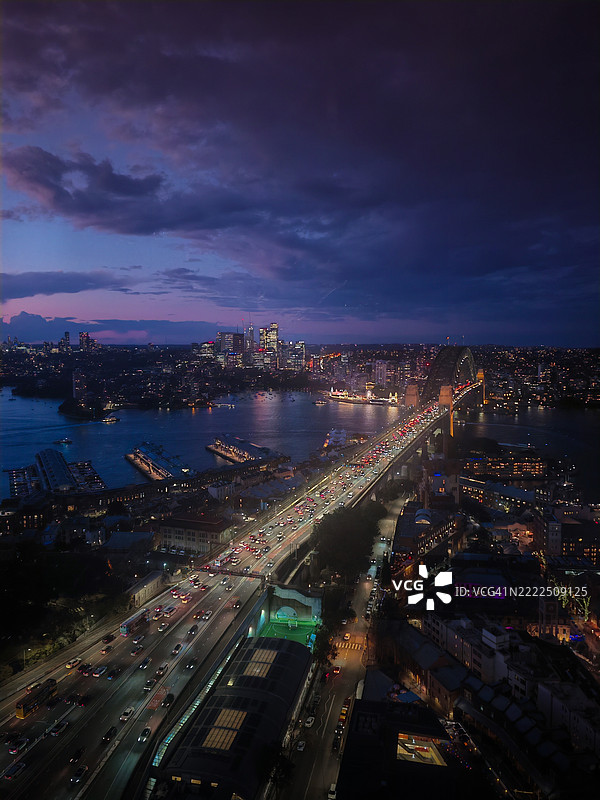 悉尼海港大桥夜景的高角度视图，悉尼，新南威尔士州，澳大利亚图片素材