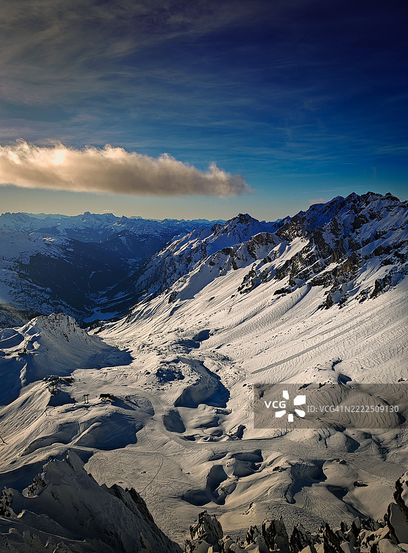 阿尔卑斯山脉的雪山美景，背景是天空，圣安东，蒂罗尔，奥地利图片素材