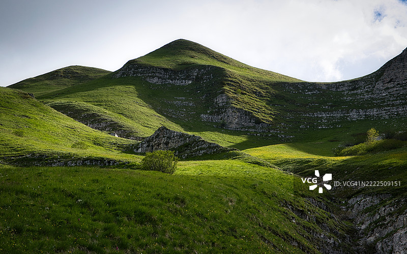 西比利尼山脉 - 卡斯特尔曼纳尔多山 - 萨尔纳诺，马切拉塔，萨尔纳诺，马尔凯，意大利图片素材
