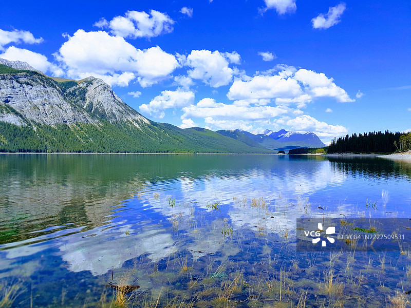 阿尔伯塔省卡纳纳斯基斯湖泊的美丽景色与天空相映成趣图片素材