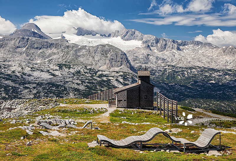 奥地利阿尔卑斯山的达赫施泰因克里彭施泰因的海尔布隆教堂图片素材