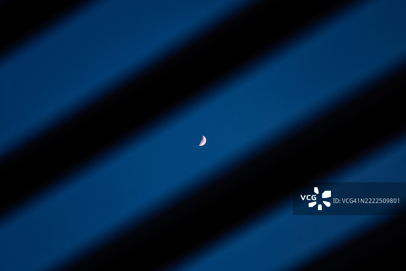 加利福尼亚州纳帕的天空中低角度视图的月亮图片素材