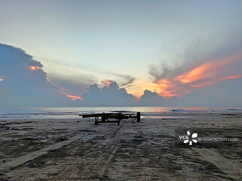 马来西亚吉兰丹日出时海洋与天空的美丽景色图片素材