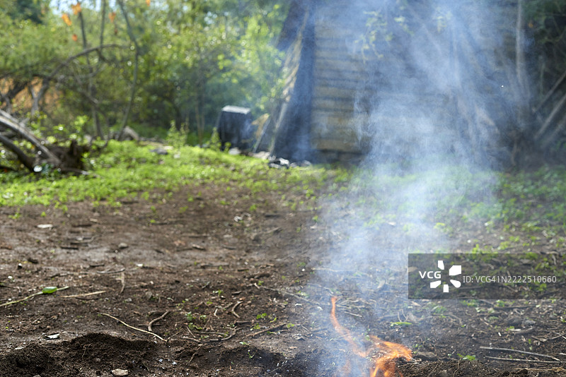 乡村环境中小火焰燃烧并冒烟图片素材