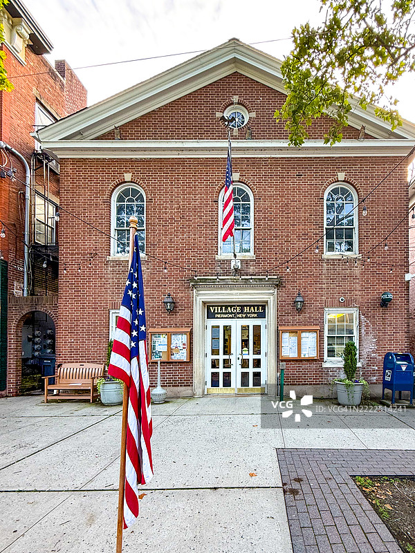 皮尔蒙特村政厅外的美国国旗图片素材