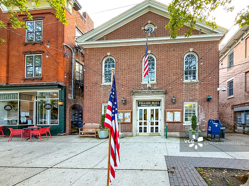 皮尔蒙特村政厅外的美国国旗图片素材