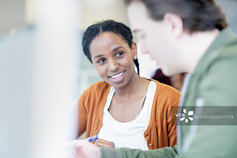 微笑的学生在合作教育环境中进行友好的讨论图片素材