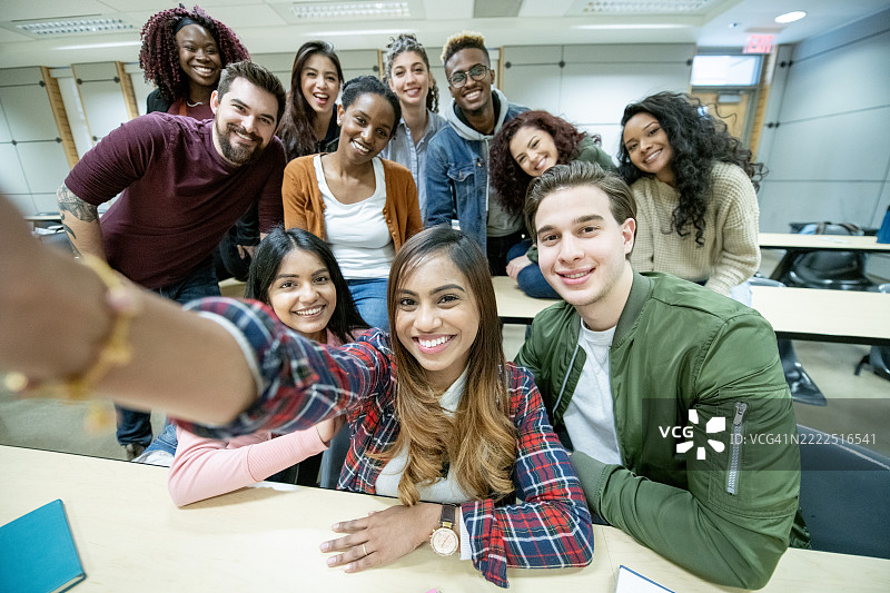 一群学生在大学教室里微笑着自拍图片素材
