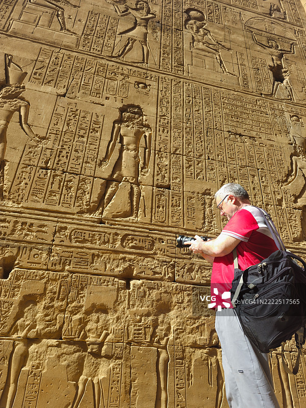 游客在埃及科姆翁博神庙的墙壁上拍照图片素材