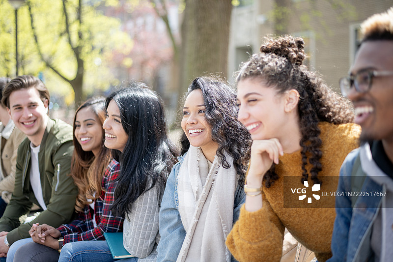 一群多元化的朋友在阳光明媚的日子里享受户外时光图片素材