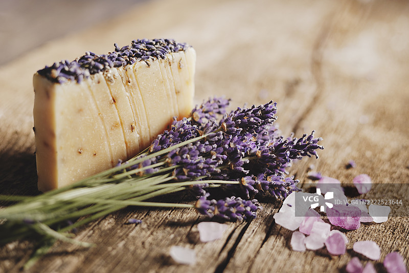薰衣草香皂和浴盐图片素材