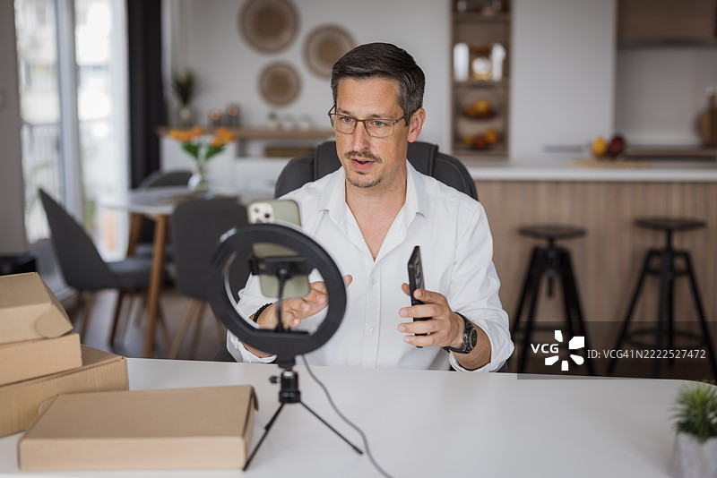 企业家为在线业务拍摄产品介绍视频图片素材