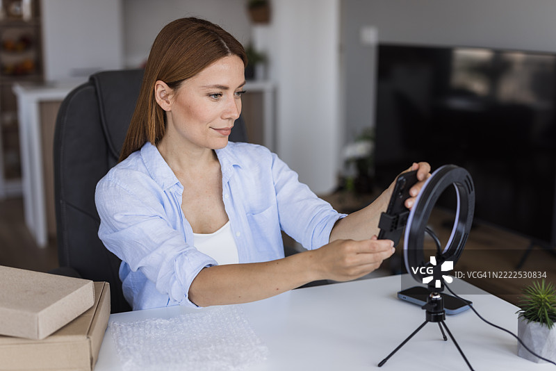 网红在家准备智能手机录制视频内容图片素材