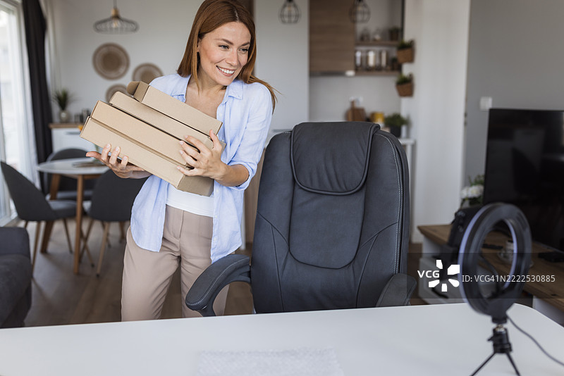 网红手持包裹盒，录制开箱视频博客图片素材
