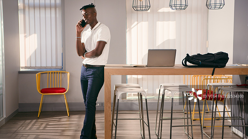 现代专业人士在现代办公室环境中讨论商业机会图片素材