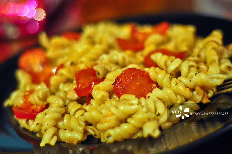 特写镜头展示了一盘螺旋形的意大利面。图片素材