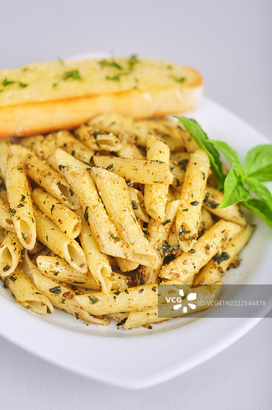 特写镜头展示了一盘可能拌有香蒜酱的通心粉。图片素材