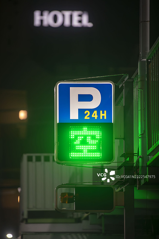 夜间带有空位指示的24小时照明停车标志图片素材