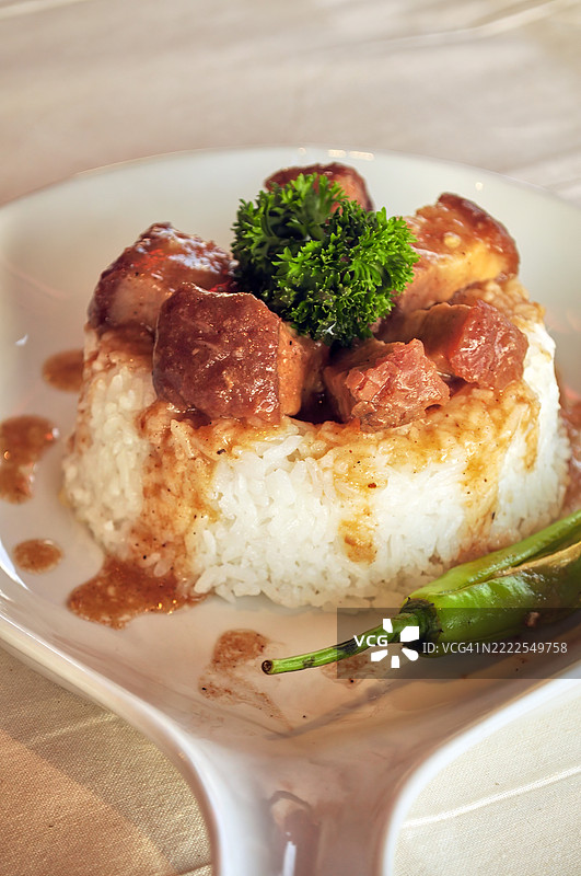 一种名为猪肉炖菜的菲律宾菜肴——常被视为菲律宾的非正式国菜。图片素材