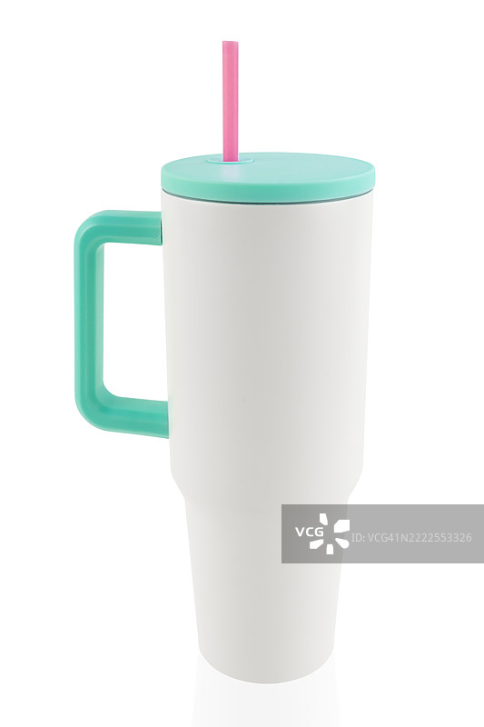 带把手和吸管的冷饮玻璃杯。白色背景下的不锈钢保温杯，保存剪切路径。图片素材