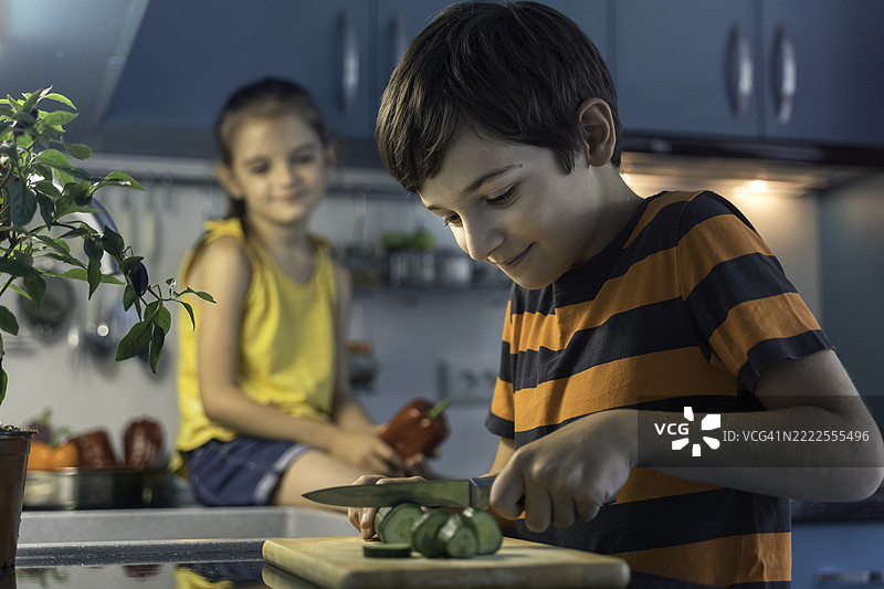 孩子们一起参与烹饪活动图片素材