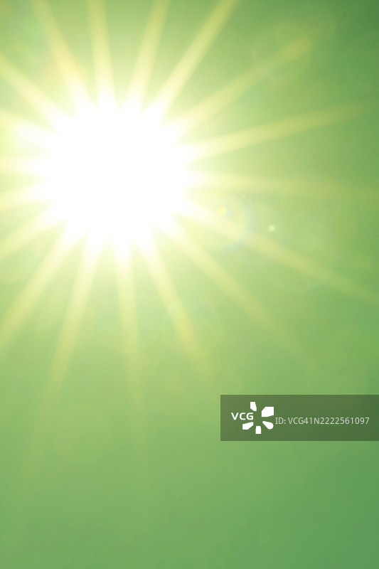 阳光明媚的天空 - 绿色调的图像图片素材