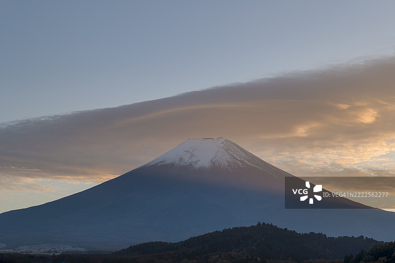 富士山与巨大的黄昏时分泛黄的笠云图片素材