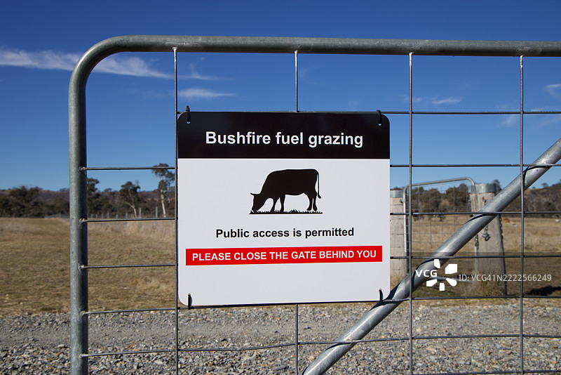标志上写着“灌木火灾燃料放牧。允许公众进入。请在离开时关好大门。”图片素材