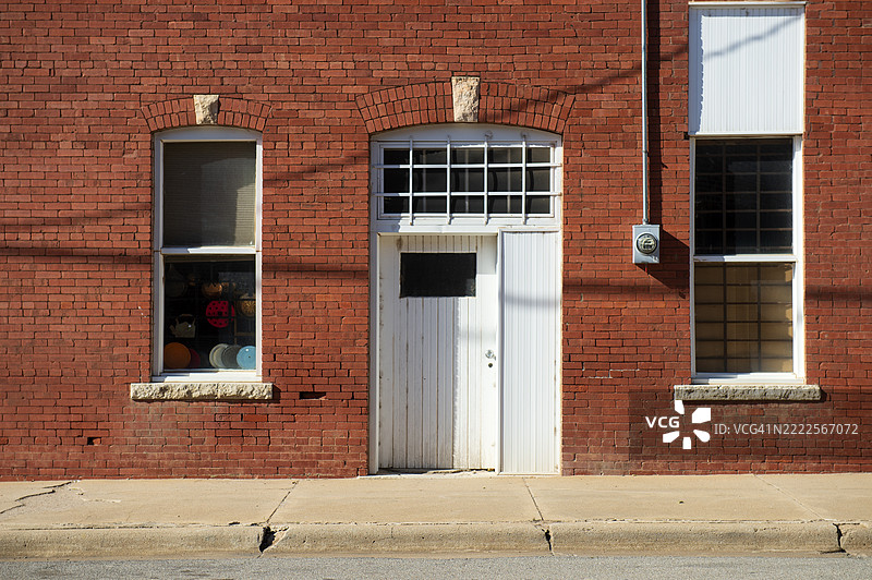 城镇街道和砖砌建筑的外立面图片素材