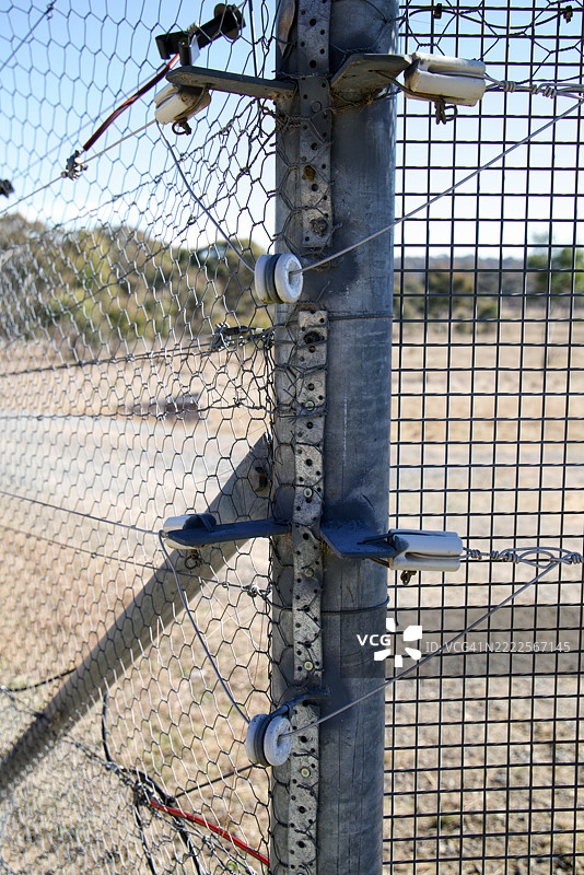 电围栏的细节，包括陶瓷和塑料绝缘子图片素材