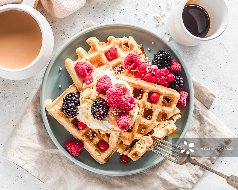 华夫饼配酸奶和浆果图片素材