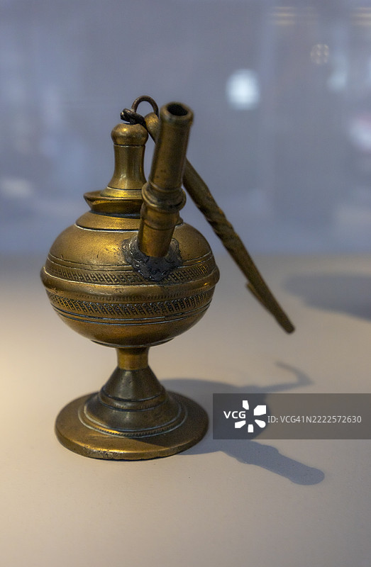 古董黄铜壶带嘴 – 传统装饰物品图片素材