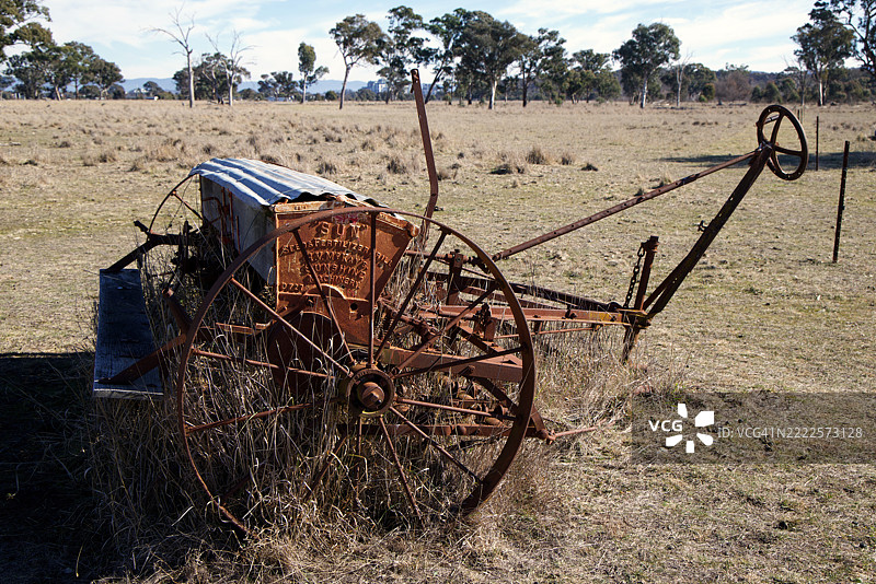 生锈的历史性阳光种子和肥料钻孔机，由H.M.McKay Pty Ltd制造，位于澳大利亚首都地区的穆利根平原森林保护区，索斯比。图片素材