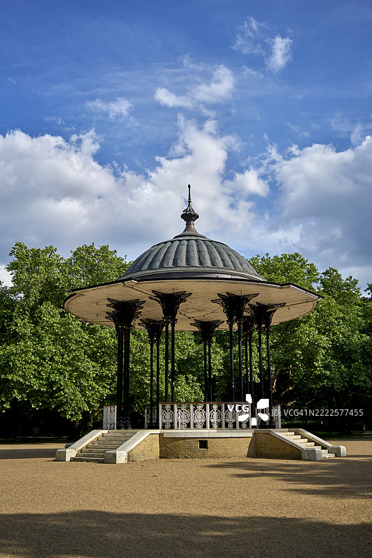 伦敦公园中的传统乐队演奏亭。图片素材