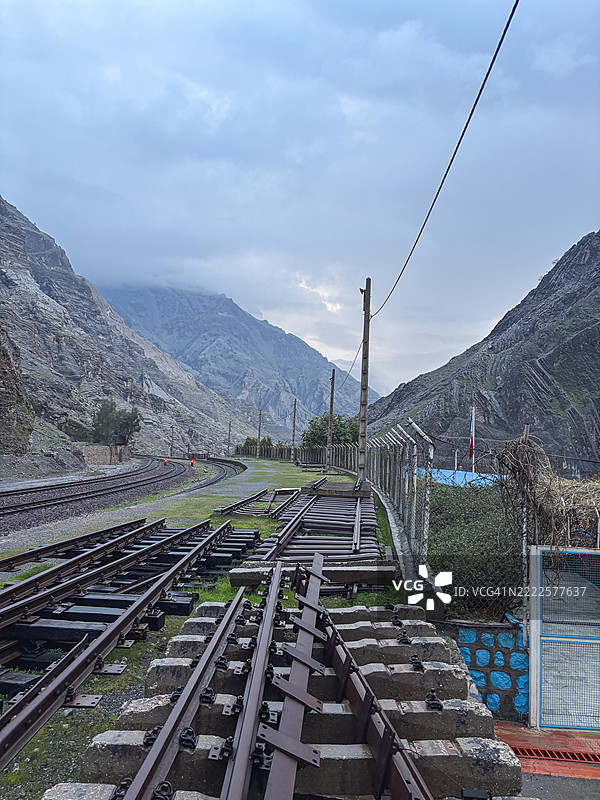 伊朗胡齐斯坦省基兰杰两座山之间的铁路维修照片图片素材