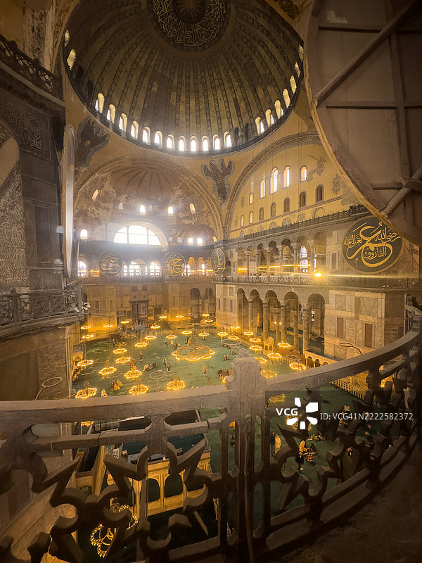 位于土耳其博斯普鲁斯海峡欧洲岸边的历史城市伊斯坦布尔的圣索非亚大教堂内部图片素材