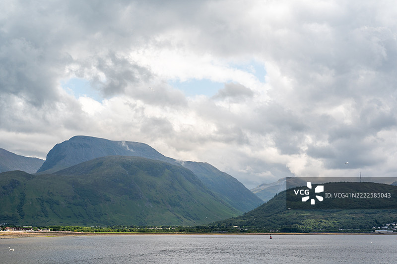 穿越林赫湖望向本尼维斯山。图片素材