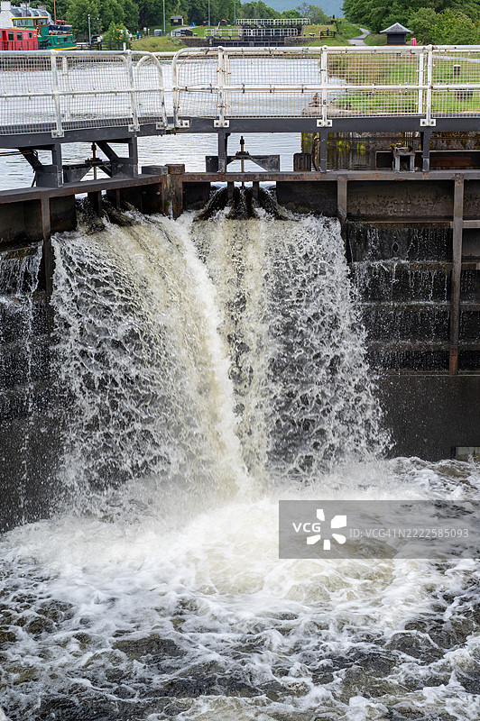 在巴纳维的科尔帕赫运河水池中 cascading 水流。图片素材