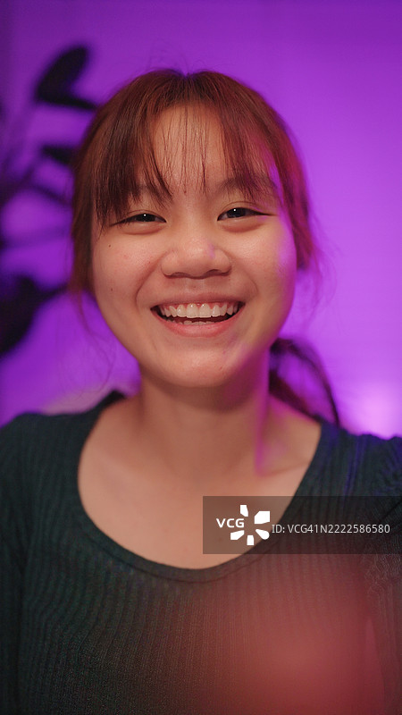 展示青少年分享故事。图片素材