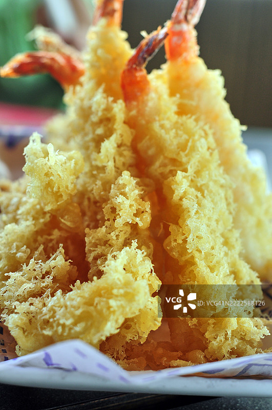 特写镜头展示了几块虾天妇罗。图片素材