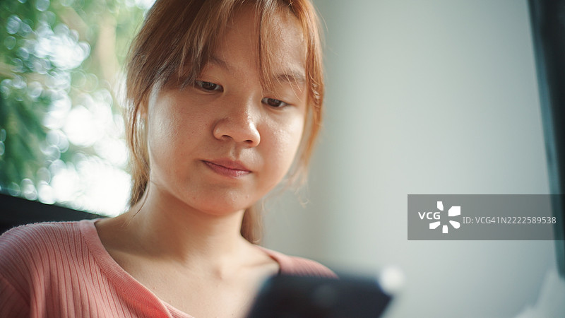 青少年使用智能手机计算账单。图片素材