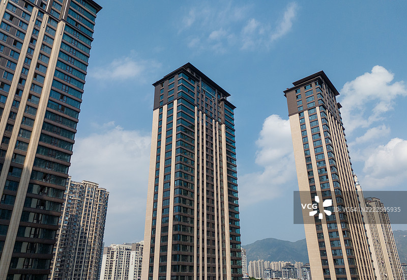 现代摩天大楼与蓝天相映图片素材